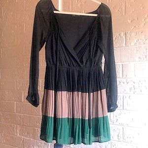 Pleated v-neck colorblock mini dress
